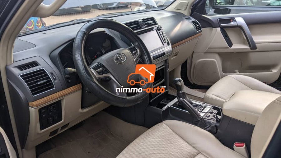 Toyota Prado de couleur noire a louer dans la ville de Yaoundé et en dehors