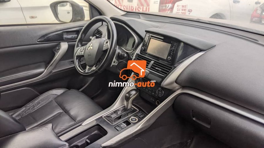 Magnifique voiture de marque sortie Cami disponible pour vos locationss