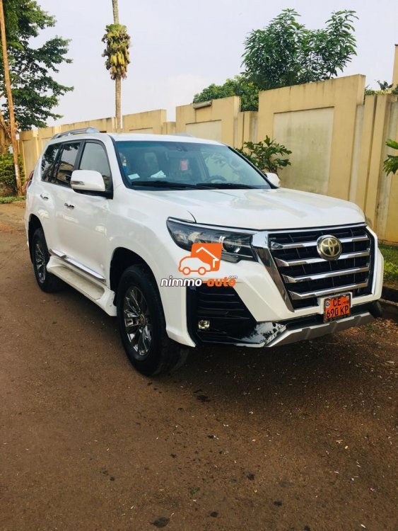 Prado blanche standing de luxe à louer pour vos déplacements et cérémonies