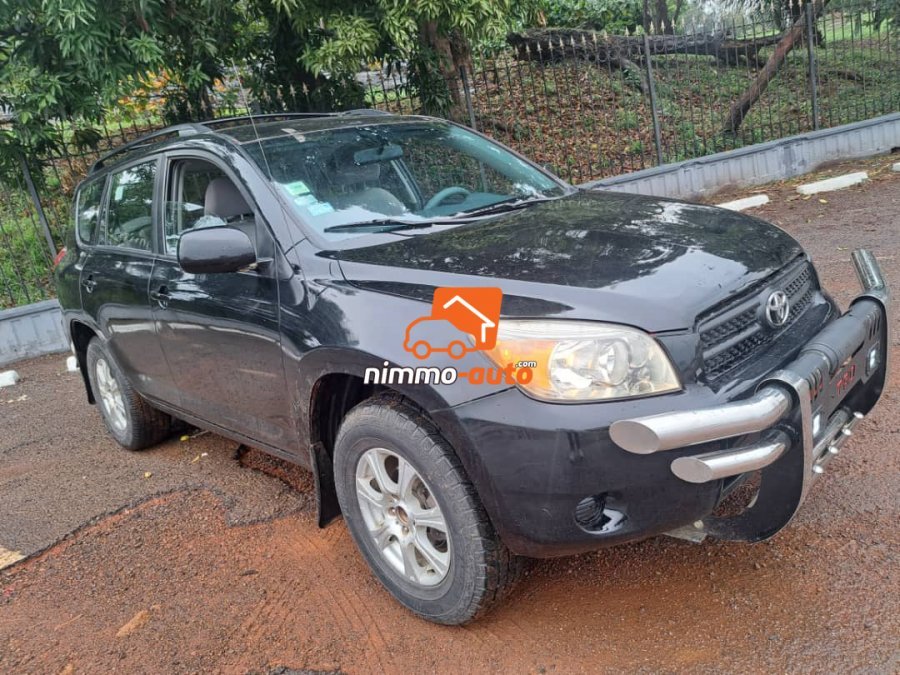Véhicule robuste pour location avec chauffeur dans la ville de Yaoundé et en dehors