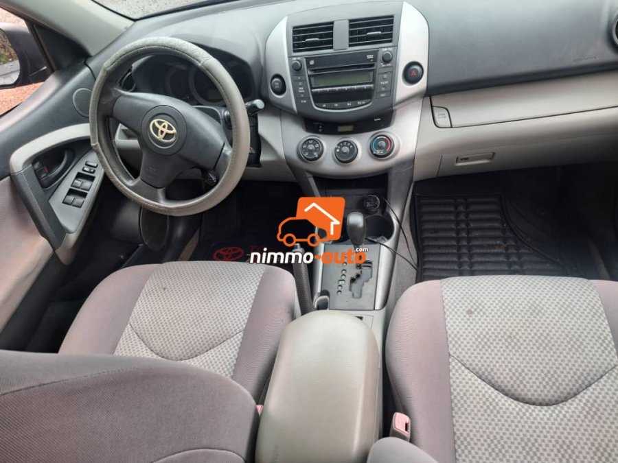 Véhicule robuste pour location avec chauffeur dans la ville de Yaoundé et en dehors