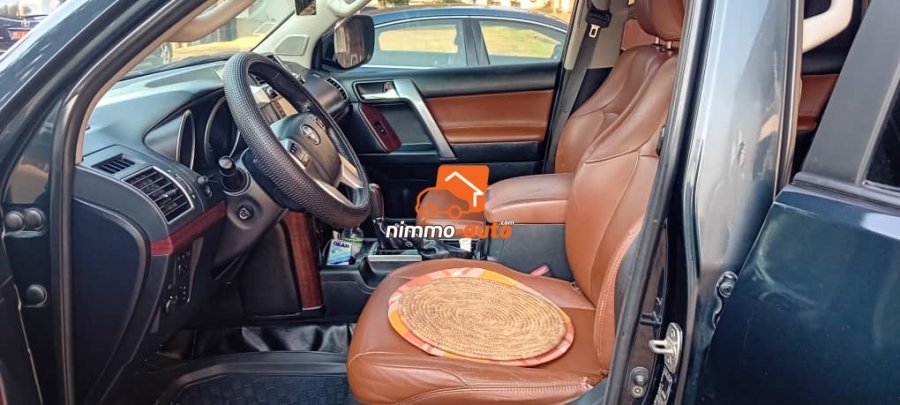 Prado de couleur noire a louer dans la ville de Yaoundé et en dehors à un prix imbattable