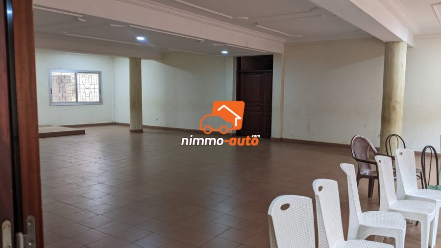 Emplacement idéal pour vos cérémonies ,mariage ,anniversaire etc... bien situé non loin de la route et dans la ville de Yaoundé