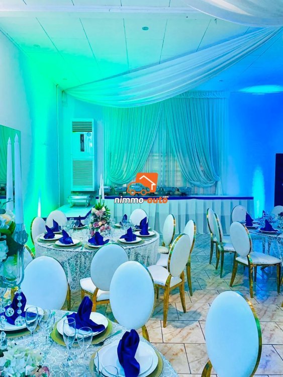 Magnifique salle de fêtes à louer avec grand parking à Efoulan
