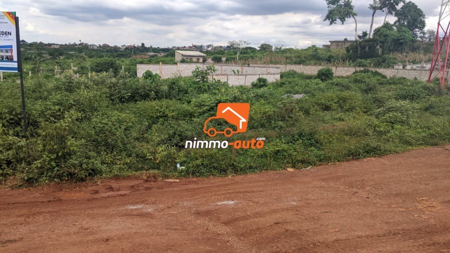 Terrain à vendre a Nkozoa plus précisément a entré lycée  1800 m2