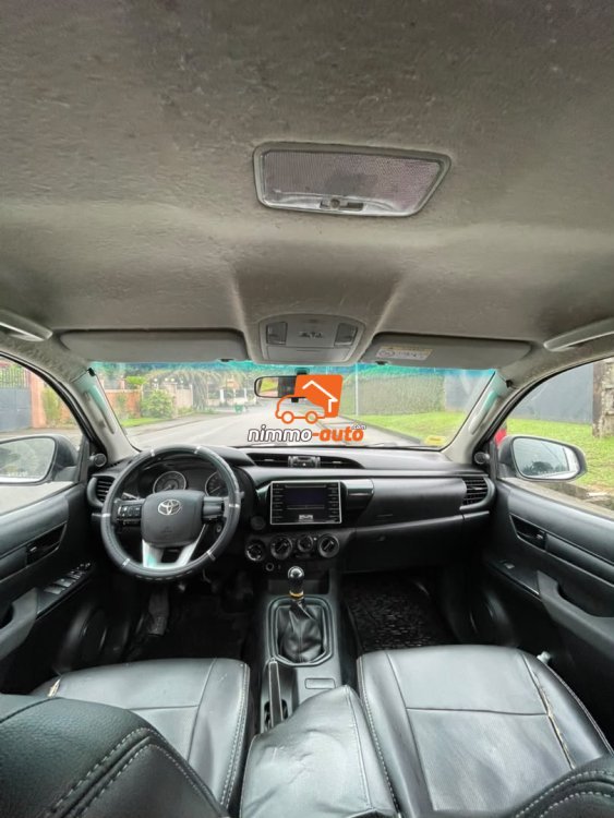 MAGNIFIQUE TOYOTA HILUX A LOUER DANS LA VILLE DE DOUALA