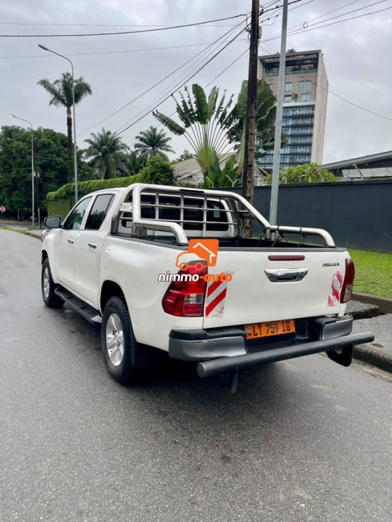 MAGNIFIQUE TOYOTA HILUX A LOUER DANS LA VILLE DE DOUALA