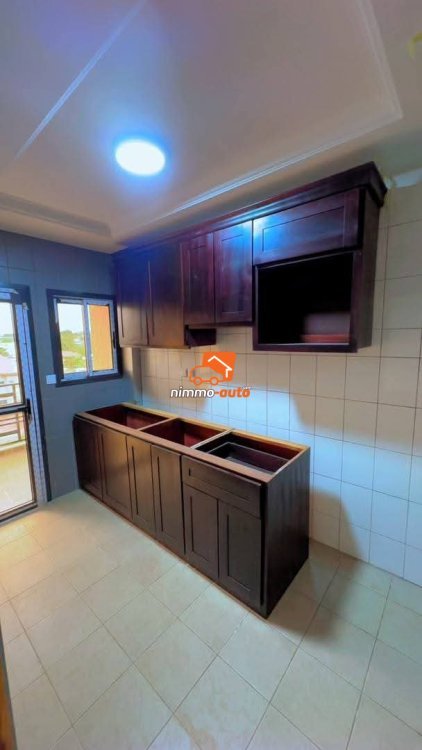 MAGNIFIQUE IMMEUBLE A VENDRE A NKOLDA
