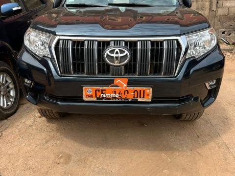 Excellente toyota prado à louer avec chauffeur dans la ville et en dehors de la ville de Yaoundé