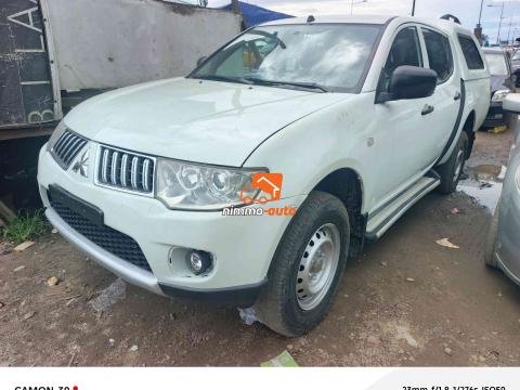 9,800,000FCFA-PICKUP MITSUBISHI L200D 4X4WD VERSION 2011-OCCASION BELGIQUE-FULL OPTION