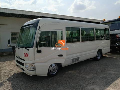 Bus de marque Toyota caster de 35 places à louer pour vos déplacements dans la ville et hors de la ville de Yaoundé