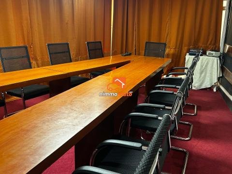 Grande salle de conférence avec capacités de 8 places,15 places,25 places,35 places,45 places et 100 places de 75.000 a 250.000