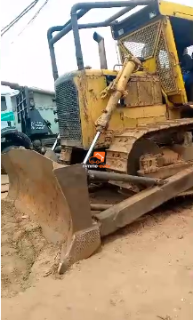 Bulldozer D7 à louer dans la ville de Douala