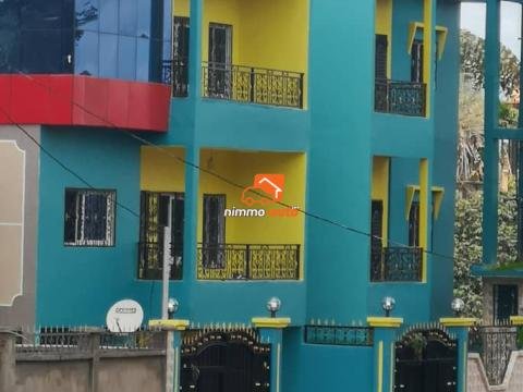 Deux immeubles et un duplex à vendre à Emana