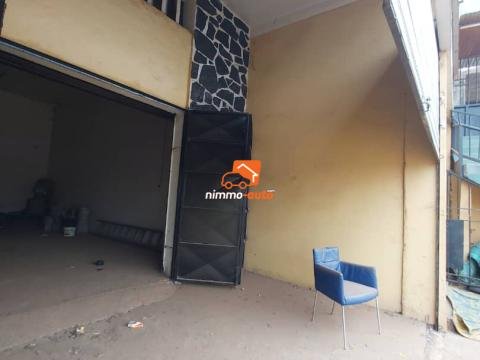 Très Grand Entrepôt de 170m² au Centre-Ville
