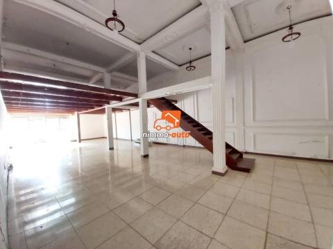 Grand Espace Commercial de 112m² avec Mezzanine à Odza