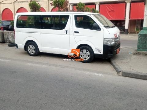 Toyota Hiace de 15 places à louer à Douala