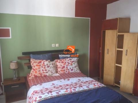 Vaste studio meublé à louer à Akwa