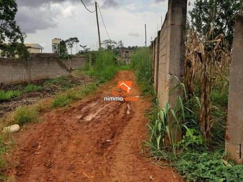 Terrain à vendre à Odza-Minkan avec fondations de 3 chambres