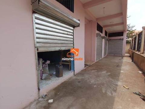 Plusieurs Boutiques à louer à Biyem-Assi en route