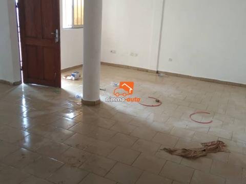 Très grand appartement à louer à Biyemassi Superette
