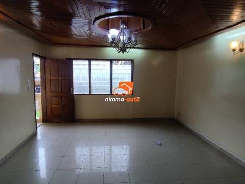 Appartement moderne bien propre à louer à Biyemassi lycée bordure de route