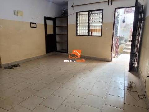Appartement de 3Chambres à louer à Biyemassi Superette