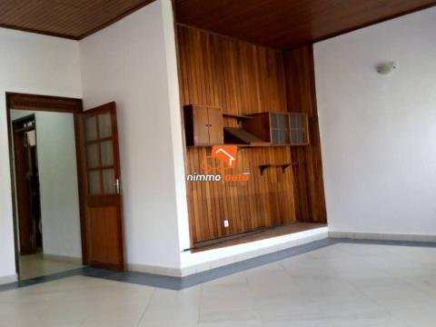Très grand appartement haut standing à louer au Golf/Bastos