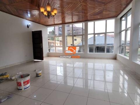 Très beau et vaste appartement moderne à louer à Biyemassi maison Blanche