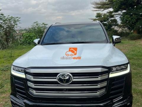 Toyota Landcruiser  à votre disposition au prix de 200000/jour