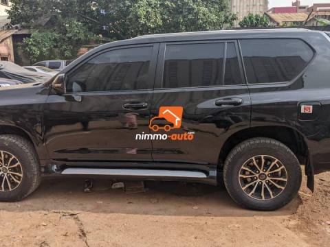 Magnifique Toyota prado à louer avec chauffeur dans la ville et en dehors de la ville de Yaoundé