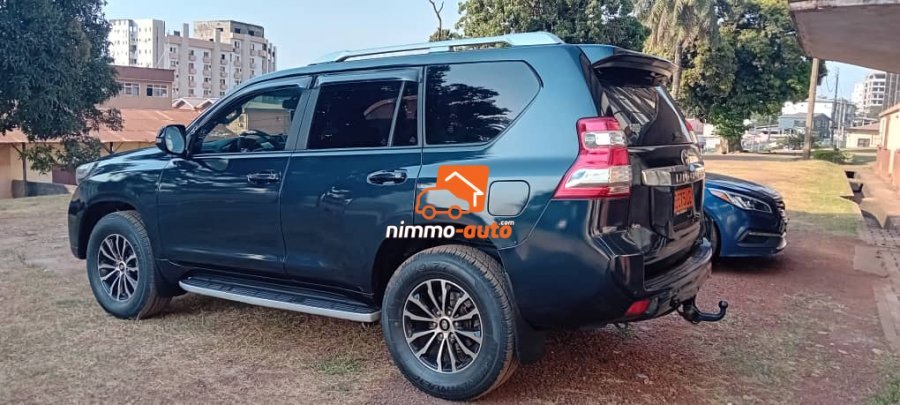 Prado de couleur noire a louer dans la ville de Yaoundé et en dehors à un prix imbattable