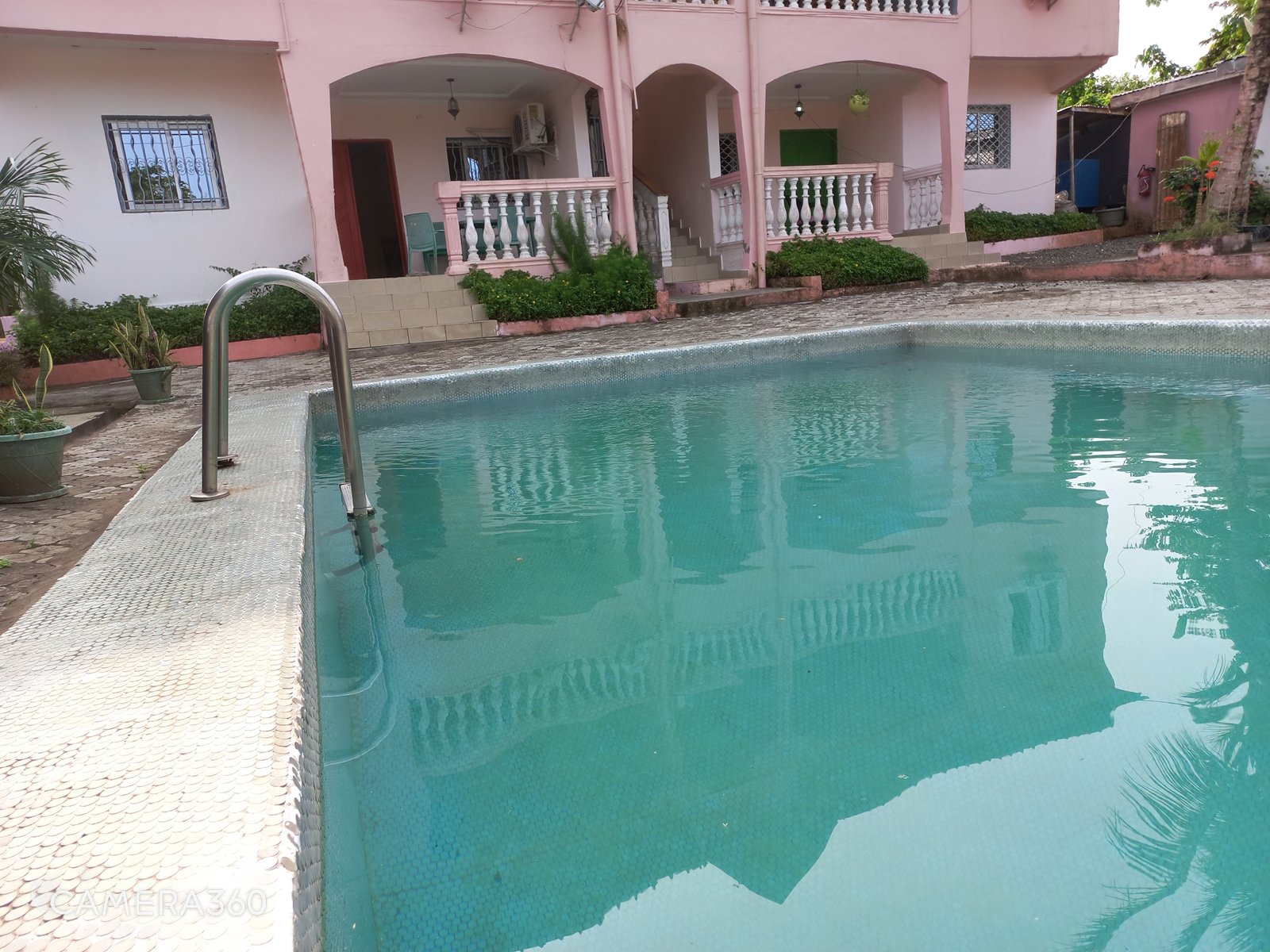 Magnifique et spacieux appartement avec piscine à louer à Kribi Ebouye