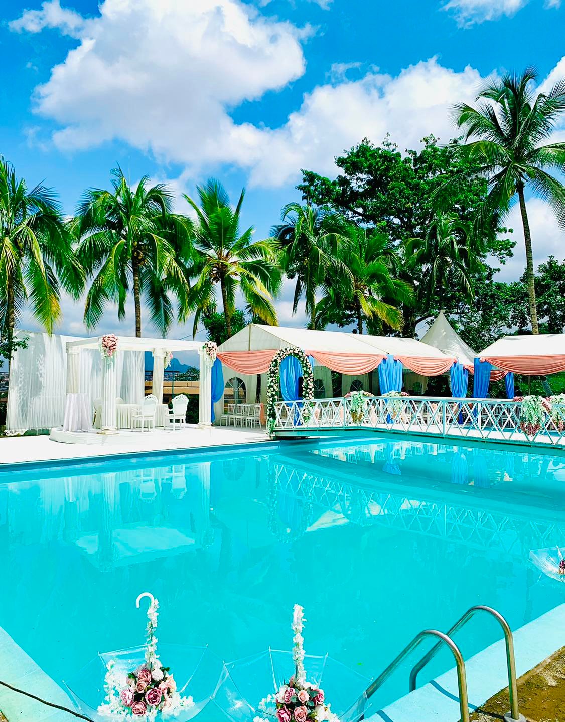 Salle de fête en bordure de piscine à louer à Efoulan