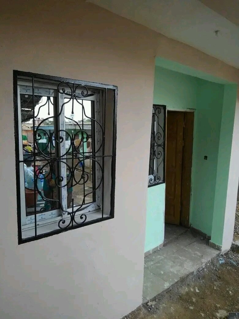 Chambre moderne nouvellement construite a odza petit marché