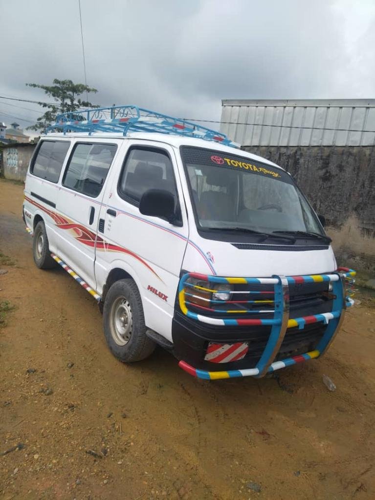 Hiace non climatisée 19places à louer à Douala