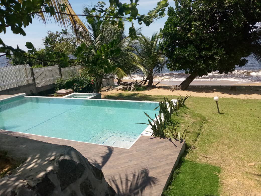 Magnifique villa avec piscine et accès à la plage à louer à Kribi Ebome
