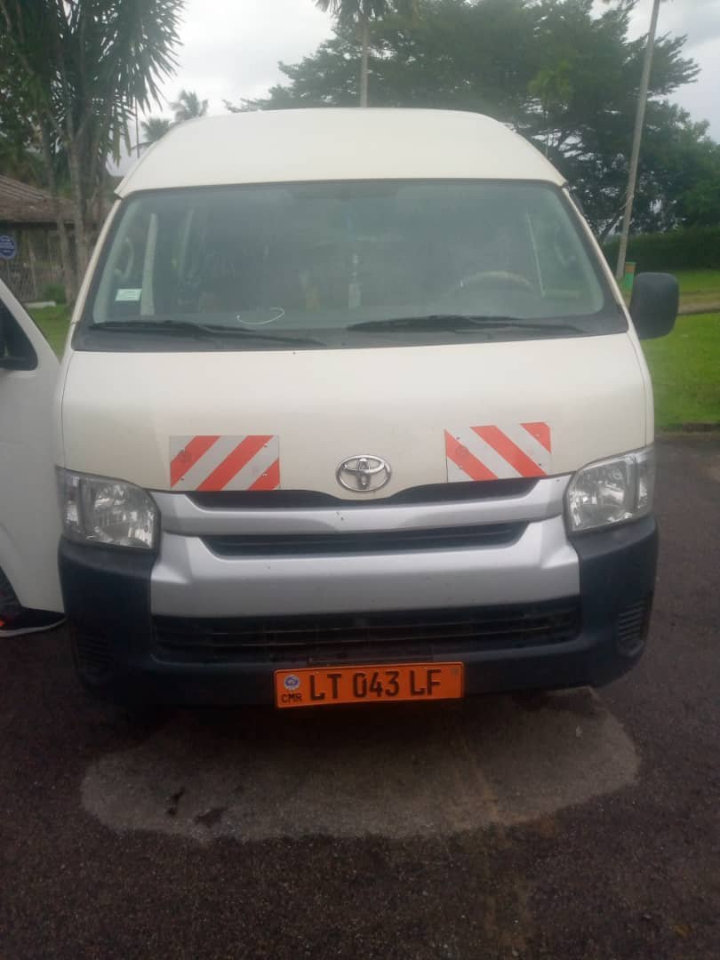 Hiace 15 places à louer à Douala au prix de 110000fcfa dans la ville et négociable hors de la ville