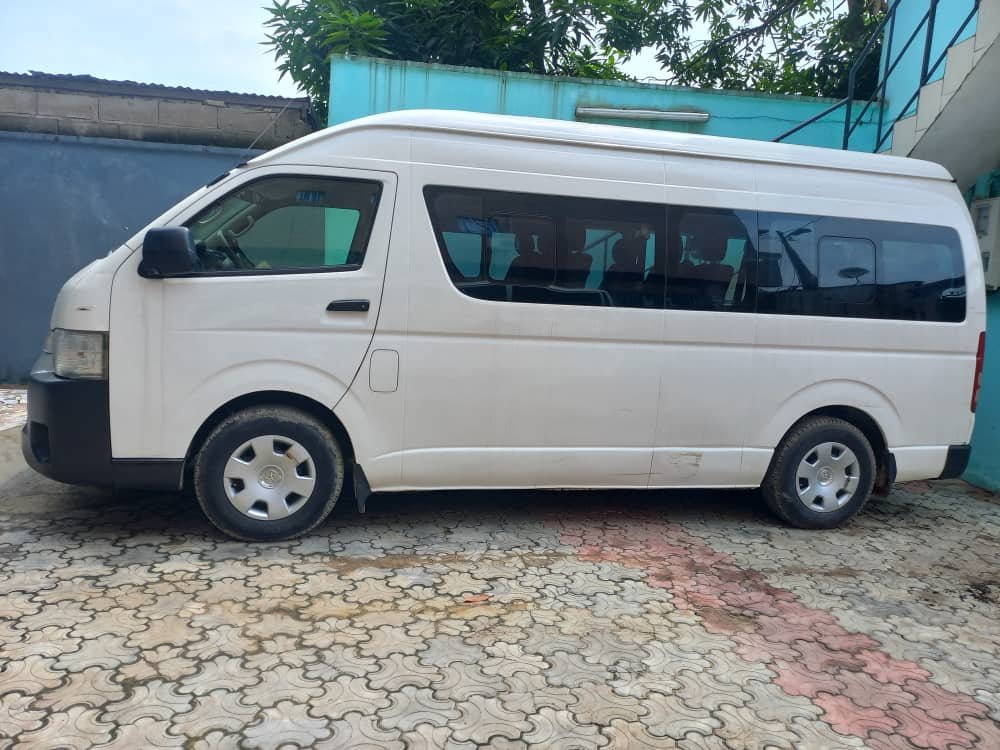 Mini bus Hiace 15places à louer.