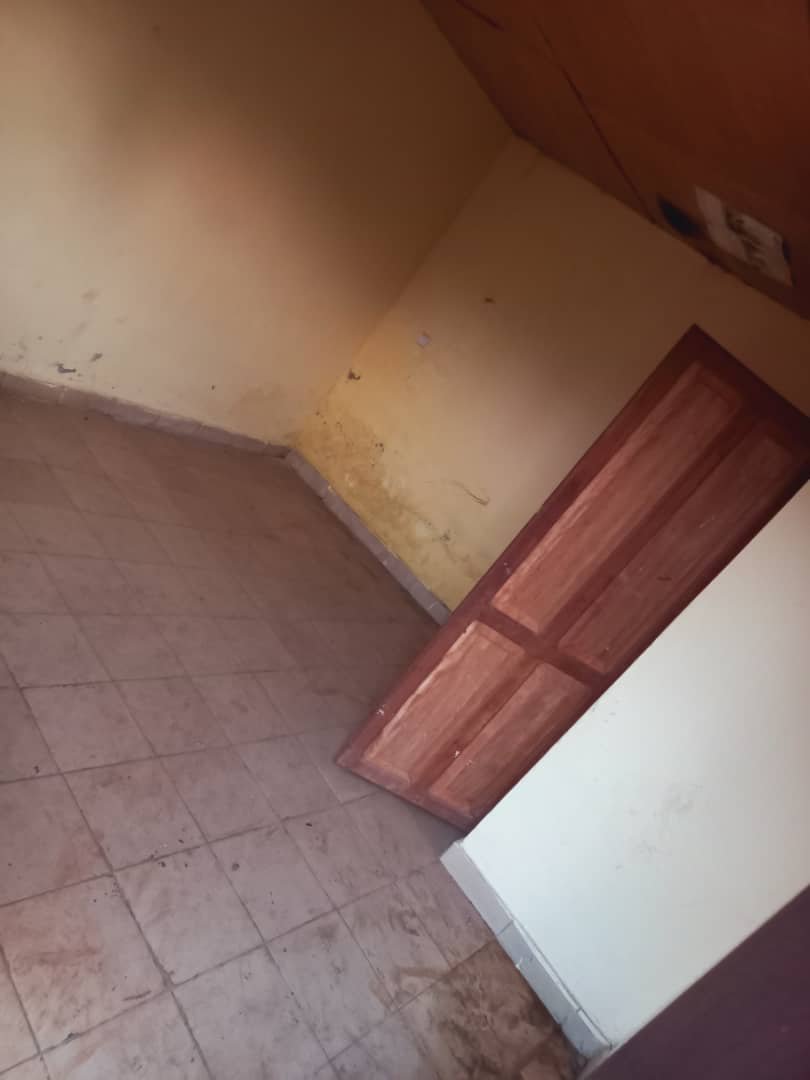 Chambre à louer à Nkoulou après awae escalier