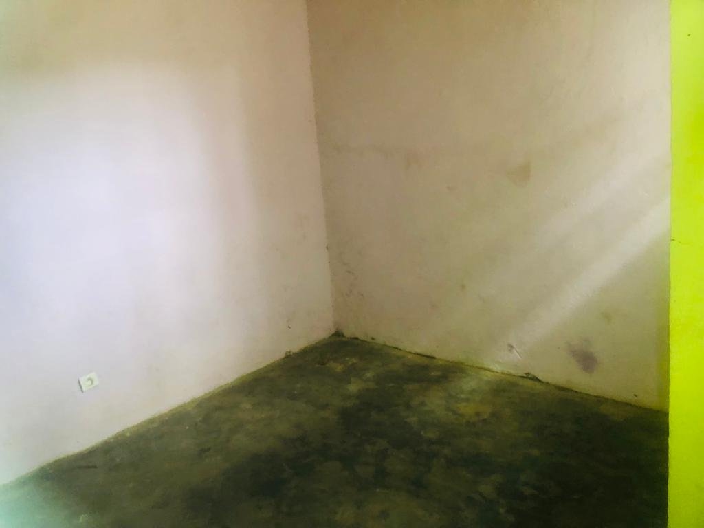 Simple chambre à Louer à Tradex village Combo Boko