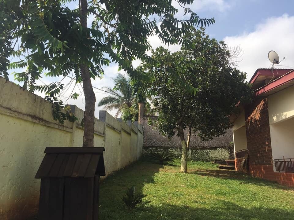 Grande villa à louer à Odza