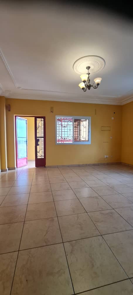 Incroyable appartement moderne staffé partout à Biyemassi montée des soeurs