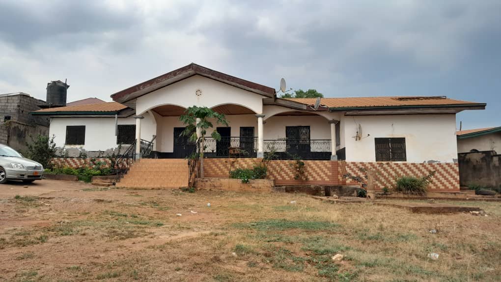Très grande villa à vendre à Nkozoa